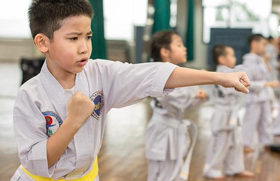 Seorang anak melakukan teknik beladiri TaekwonDo di Jakarta.