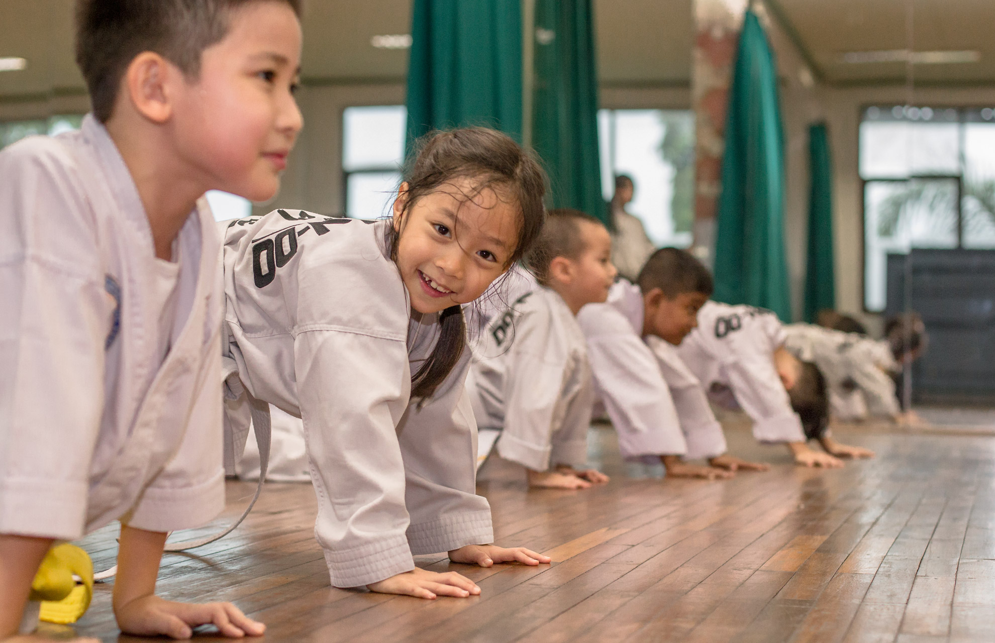 Anak-anak dalam keceriaan berlatih beladiri Taekwon-Do ITF bersama Pelatih bersertifikasi