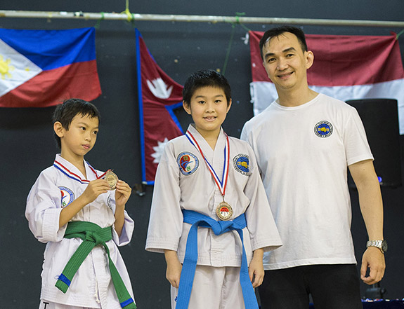 Atlit beladiri TaekwonDo ITF Indonesia memenangkan mendali emas berfoto bersama pelatih.