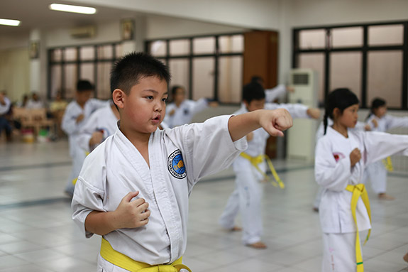 Peserta ujian beladiri TaekwonDo ITF kategori anak-anak melakukan teknik pukulan.