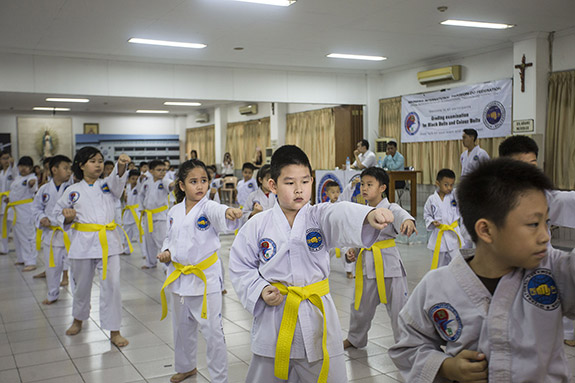 Peragaan teknik jurus pada ujian kenaikan tingkat beladiri anak TaekwonDo ITF Indonesia di Jakarta.