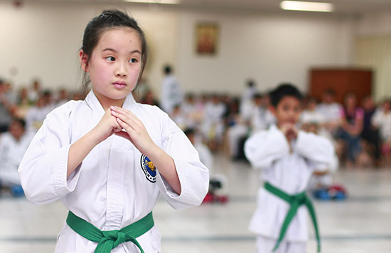 Gerakan jurus beladiri TaekwonDo oleh anak kecil yang dilakukan di Jakarta Barat.